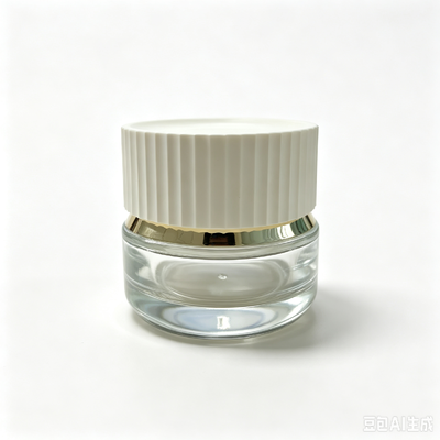Luxuriöses Glasgefäß 30g und 50g mit vertikal gerippter weißer Kappe und goldenem Zierring für Gesichtscreme-Hautpflegebehälter
