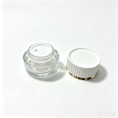 Luxuriöses Glasgefäß 30g und 50g mit vertikal gerippter weißer Kappe und goldenem Zierring für Gesichtscreme-Hautpflegebehälter