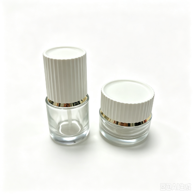 Luxuriöses Glasgefäß 30g und 50g mit vertikal gerippter weißer Kappe und goldenem Zierring für Gesichtscreme-Hautpflegebehälter